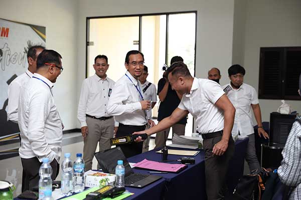 Rektor UB bersama jajaran, meninjau pelaksanaan UTBK. (ist) - Demi Tes UTBK, 21.960 Peserta Serbu UB