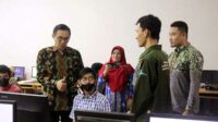 Rektor UM saat meninjau peserta tuna rungu yang mengikuti UTBK. (jup) - Rektor UM Pastikan Fasilitas Peserta Berkebutuhan Khusus Saat UTBK Terpenuhi