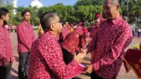 Rektor UMM memberikan penghargaan bagi Joko Susilo, dosen yang telah mengabdi 25 tahun 7 bulan. (rhd) - Memaknai Hardiknas dan Harkitnas, UMM Ganjar Penghargaan Staf, Dosen dan Mahasiswa Terbaik