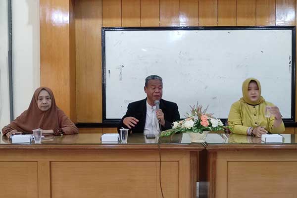 Rektor Unikama bersama Ketua Panitia (kiri) dan Wakil Rektor 2, menjawab pertanyaan awak media. (rhd) - Kado Dies Natalis ke-66, Unikama Wisuda 401 Lulusan