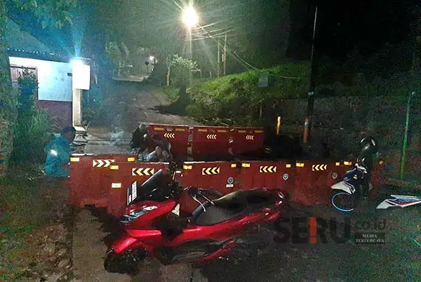 relawan siaga klemuk berjaga di jalur bawah, antisipasi warga menerobos road barter. (dik) - Jalur Klemuk Ditutup Total, Relawan Antisipasi Pengendara Menerobos Masuk