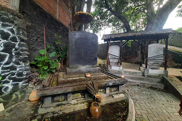 Replika Prasasti Sangguran di Dusun Ngandat, Desa Mojorejo, Kecamatan Junrejo, Kota Batu. (dik) - Wisata Edukasi Prasasti Sangguran Butuh Sentuhan Perhatian Pemkot