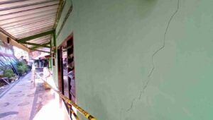 retakan yang terjadi di salah satu rumah warga terdampak longsor