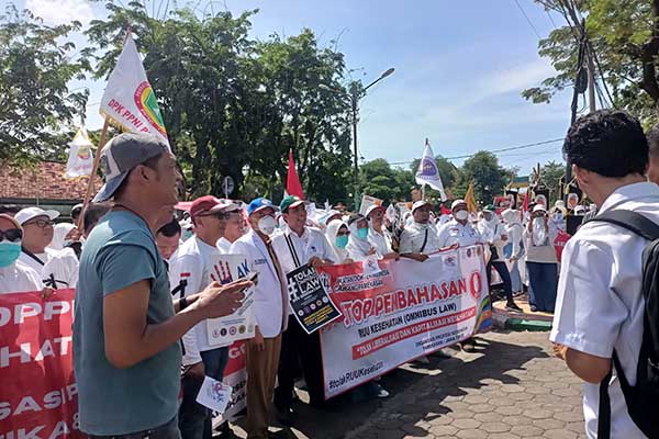 Ribuan massa aksi yang terdiri dari Nakes Pamekasan saat melakukan demonstrasi ke kantor DPRD. (udi) - Ribuan Nakes Pamekasan Kepung Kantor DPRD, Tolak RUU Kesehatan Omnibus Law