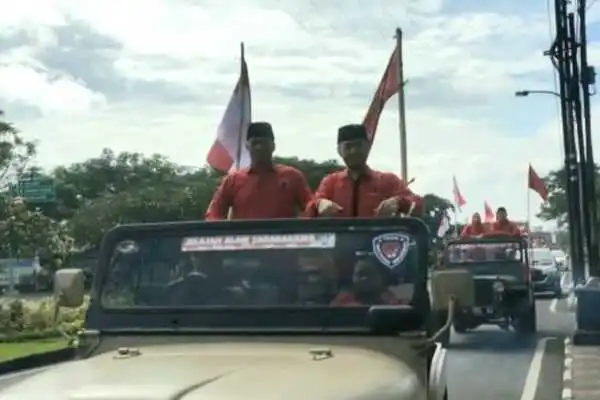 rombongan bacaleg pdip batu saat mendekati kantor kpu batu. (ist) - Daftar Pertama, 30 Bacaleg PDIP Datangi KPU Batu Pakai Willys