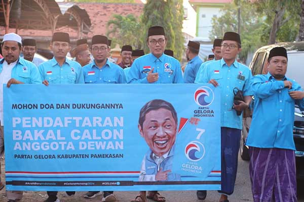 Rombongan partai Gelora saat mendatangi kantor KPU Pamekasan untuk menyetor Bacaleg yang diusung. (udi) - Pendatang Baru Dibawah Komando Kyai Muda, Partai Gelora Optimis Isi Seluruh Dapil di Pamekasan