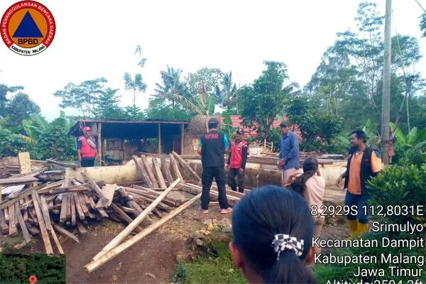 rumah mulyono yang rata dengan tanah, seusai diterjang hujan deras dan angin kencang. (ist) - Diterjang Hujan Deras dan Angin Kencang, Tiga Rumah di Dampit Rusak