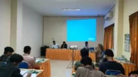sema dan dema iain madura lakukan audiensi di ruang sidang rektor. (luq) - Kampus IAIN Madura Diduga Palsukan Data Administrasi Maba
