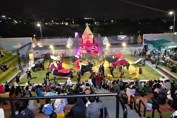 Sajian pentas Padang bulan di lapangan Sendratari Arjuna Wiwaha. (dik) - P4GN, BNN Batu Gandeng Disparta Edukasi Masyarakat Lewat Kesenian