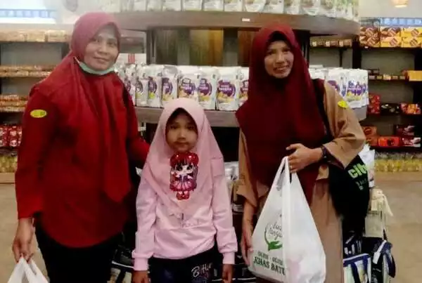 Salah satu pembeli yang beruntung mendapatkan kejutan Lucky Basket berhadiah potongan belanja ratusan ribu rupiah. (dik) - Rayakan Milad Pertama, Buah Tangan Kota Batu Beri Kejutan Pengunjungnya