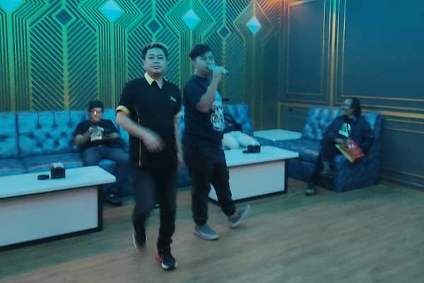 Salah satu pengunjung menggunakan ruangan nan super luas. (rhd) - Anang Family Karaoke and Hi5five Lounge Terapkan Royalti Penggunaan Lagu