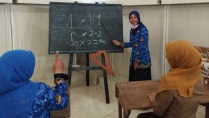 salah satu sudut koleksi museum pendidikan berupa papan tulis meja dan kursi belajar kapur dan penggaris kayu
