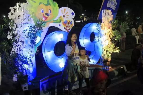 salah seorang pengujung berfoto di depan lampion logo hut kota malang. (jup) - Malang Creativa 2, Lomba Tradisional Hingga Lampion Hiasi Alun-Alun Tugu Kota Malang