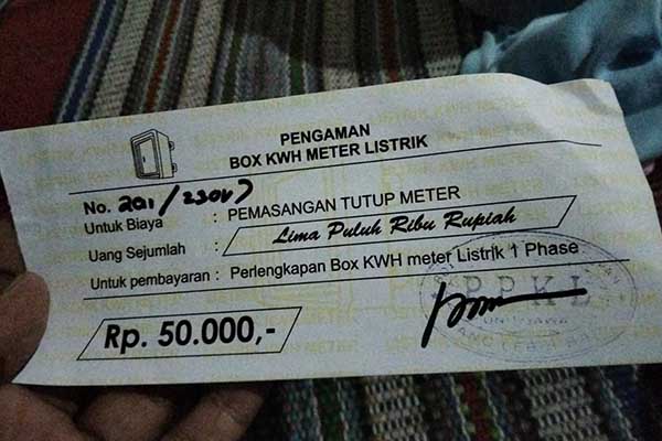 Salah warga yang merasa tertipu memperlihatkan kwitansi pengaman boks KWH meter. (udi) - Marak Oknum Jual Boks KWH Meter, Manager PLN UP3 Pamekasan: Transaksi Hanya dengan Bank