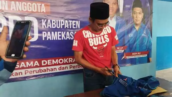 samhari saat konfrensi pers bersama wartawan. (udi) - Jual Beli Nomor Urut Bacaleg di Partai Demokrat, Ketua BPJK Demokrat Nyatakan Mundur dari Pengurus