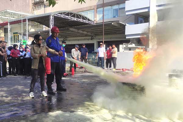 Simulasi pemadaman api menggunakan APAR. (rhd) - Antisipasi Kebakaran, Matos Libatkan Karyawan Simulasi Pemadaman Api