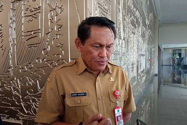 Slamet Husnan, Kepala Dispangtan Kota Malang saat diwawancara awak media. (jup) - Dispangtan Kota Malang Fasilitasi Petani Milenial Untuk Tetap Bertani