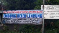 Spanduk berisi protes warga atas adanya bau limbah dari peternakan ayam. (jul) - Warga Winong Pasang Spanduk Protes Bau Limbah Peternakan Ayam