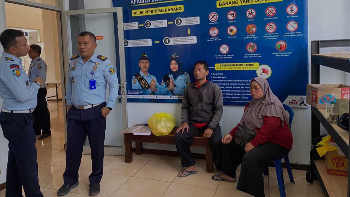 Suami isteri, pelaku penyelundupan saat diamankan petugas lapas pemuda madiun - Suami Istri Selundupkan Sabu Dalam Al Quran
