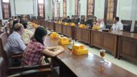 Suasana dengar pendapat antara 12 pedagang dengan Komisi B DPRD Kota Malang. (jup) - Tak Dapat Ganti Rugi, 12 Pedagang Temui Komisi B DPRD Kota Malang