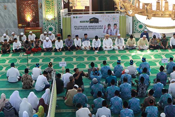 Suasana pelepasan jamaah haji kabupaten Pamekasan yang dilaksanakan di Masjid Agung Asy-Syuhada. (udi) - 1.200 Jamaah Haji Kabupaten Pamekasan Resmi Dilepas, CJH Tertua 119 Tahun