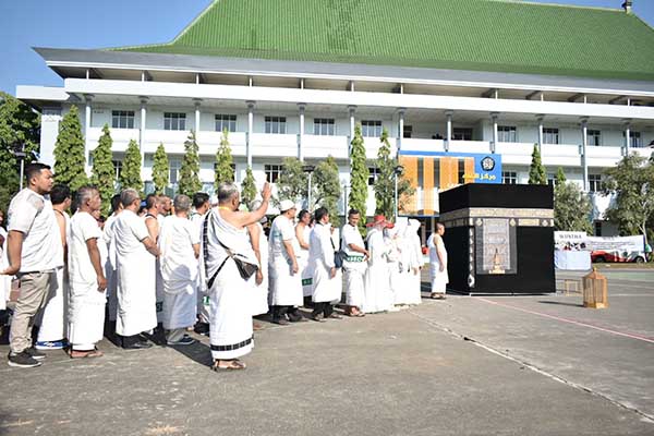 Suasana praktek manasik haji di UIN Maulana Malik Ibrahim Malang. (Humas Kemenag Kota Malang) - Ratusan Calon Jamaah Haji Praktek Manasik di UIN Malang