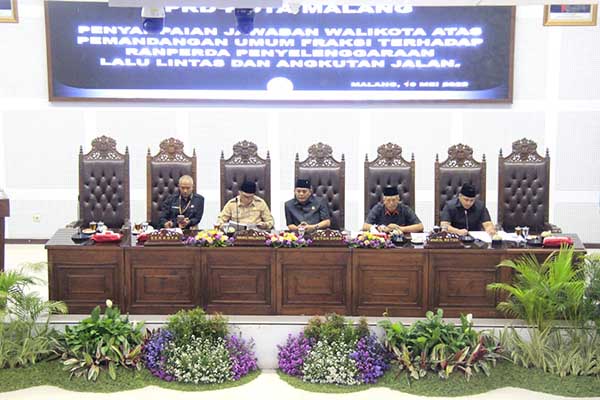 Suasana rapat paripurna mendengarkan jawaban Pemkot Malang terkait ranperda LLAJ. (jup) - Terkait Ranperda LLAJ, DPRD Nilai Jawaban Pemkot Malang Masih Normatif