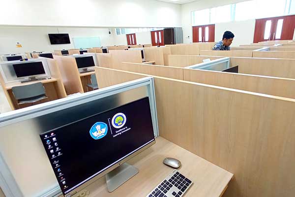 Suasana salah satu ruang ujian di Universitas Negeri Malang jelang UTBK-SNBT 2023. (jup) - Antisipasi Kecurangan UTBK-SNBT 2023, Universitas Negeri Malang Siapkan Metal Detector
