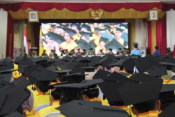 Suasana wisuda Unmer Malang. (ist) - Dampingi Pangdam V/Brw, Dandim 0833 Hadiri Acara Wisuda Unmer Malang