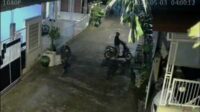 Tangkapan Layar CCTV - Dua Maling Motor di Gresik Terekam CCTV Milik Warga