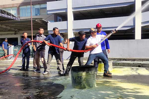 Tata cara kerjasama menggunakan hidran dalam memadamkan api berskala besar. (rhd) - Antisipasi Kebakaran, Matos Libatkan Karyawan Simulasi Pemadaman Api