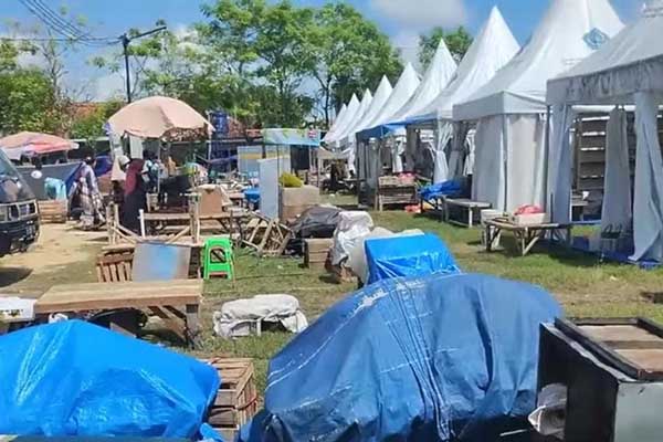 Tempat penampungan sementara (TPS) Bagi pedagang pasar Kolpajung yang berada di Kowel Pamekasan. (udi) - Pedagang Pasar Kolpajung Keluhkan Dugaan Jual Beli Nomor Kios