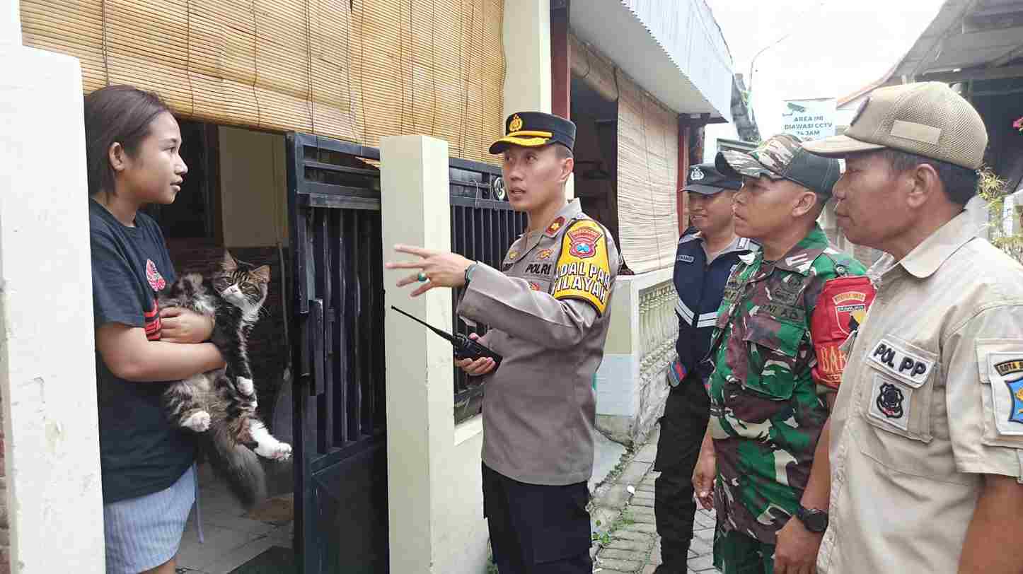 tiga pilar kecamatan karang pilang saat operasi yustisi