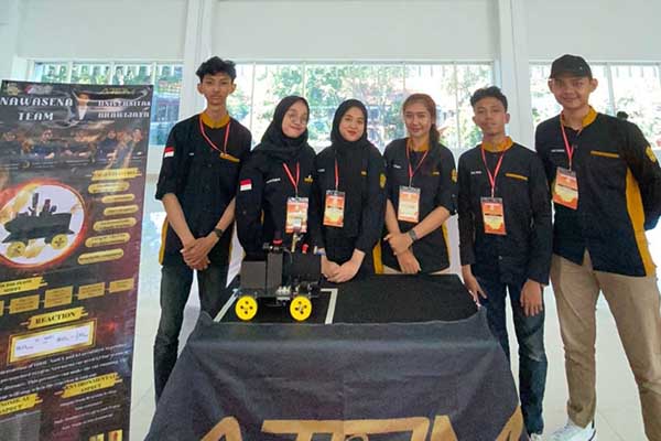 Tim ATOM CHEM E CAR dari UB memenangkan juara 2 ICRCR 2023. (ist) - Tim ATOM CHEM E CAR UB Sabet Juara 2 ICRCC 2023