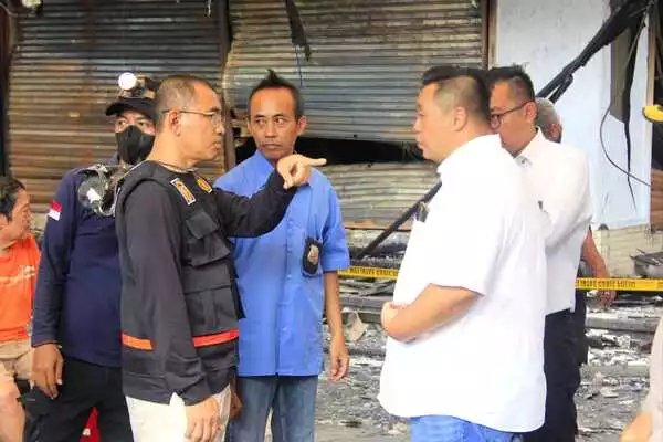 tim labfor polda jatim menunda pemeriksaan malang plasa. (jup) - Rasakan Hawa Panas, Tim Labfor Polda Putuskan Tunda