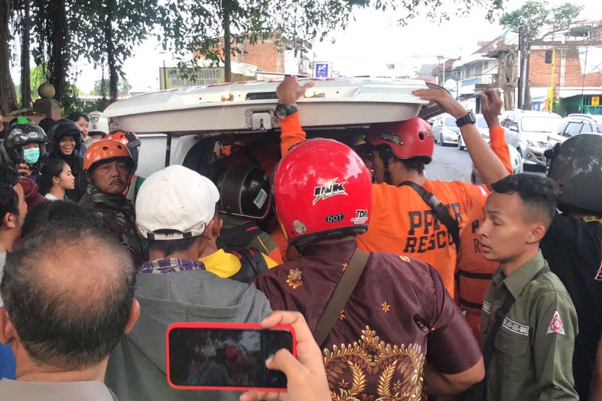 Tim SAR dan BPBD temukan korban dalam kondisi meninggal dunia. (jup) - Diduga Bunuh Diri, Seorang Pria Ditemukan Tewas Usai Lompat Dari Jembatan Suhat