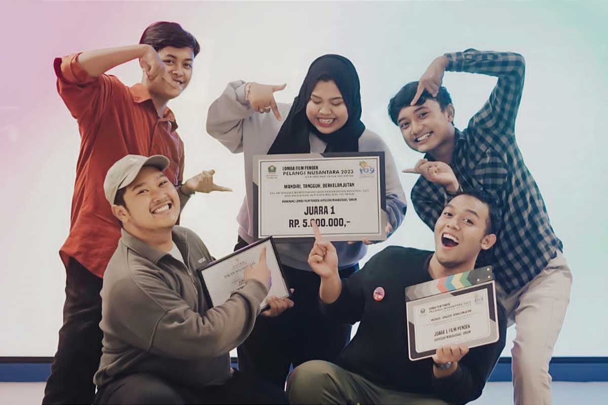 Tim SPRD Production, gabungan mahasiswa FIB UB. (ist) - Persinggahan, Raih Juara 1 Lomba Film Pendek Pelangi Nusantara 2023