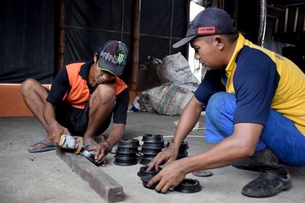WBP Kelas I Malang mengolah sampah plastik menjadi asbak. (ist) - Kreasi WBP Lapas Kelas I Malang, Ubah Sampah Plastik Jadi Asbak