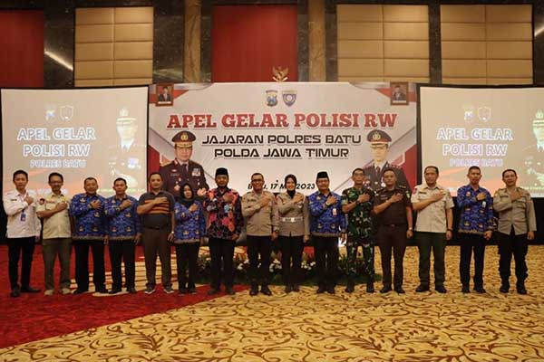 Wakapolres dan Forkopimda yang menghadiri Apel Polisi RW. (ist) - Polres Batu Kini Punya Polisi RW, Siapa Mereka?