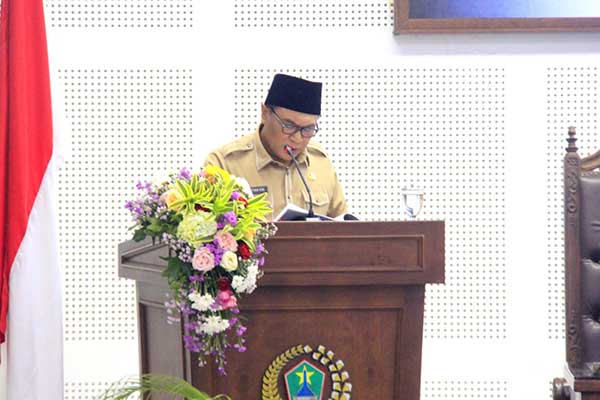 Wakil Wali Kota Malang, Sofyan Edi Jarwoko, membacakan jawaban sebagai tanggapan atas pendapat umum fraksi DPRD Kota Malang. (jup) - Terkait Ranperda LLAJ, DPRD Nilai Jawaban Pemkot Malang Masih Normatif
