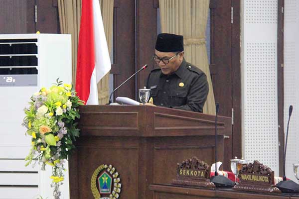 Wakil Wali Kota Malang, Sofyan Edi Jarwoko membacakan ranperda yang akan dibahas. (jup) - Rapat Paripurna Kota Malang Bahas Ranperda PUG dan Bangunan Gedung