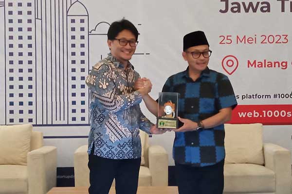 Wali Kota Malang, Sutiaji bersama Koordinator Program Gerakan Nasional 1000 Startup Digital, Sonny Sudaryana. (jup) - Kemenkominfo Apresiasi Ekraf Kota Malang, Tunjuk Tuan Rumah 1.000 Startup Digital