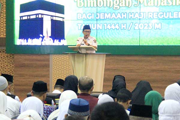 Wali Kota Malang, Sutiaji memberikan pengarahan kepada CJH. (jup) - Wali Kota Buka Acara Pembinaan Manasik Haji, 300-an CJH Belum Lunas Biaya Haji
