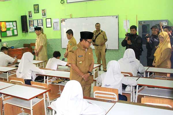 Wali Kota Malang, Sutiaji, meninjau ujian di SMP Negeri 16 Kota Malang. (jup) - Hari Kedua Ujian SD dan SMP, Sutiaji Pantau Kesiapan Alat dan Jaringan Internet