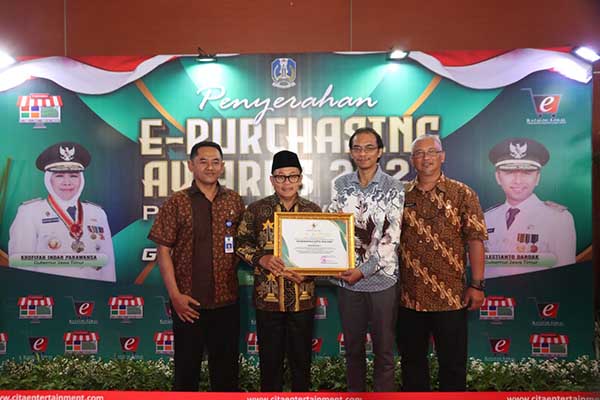 Wali Kota Malang bersama jajarannya usai menerima penghargaan. (ist) - Peringkat I Transaksi Jatim Bejo, Sutiaji: Transaksi Meningkat UMKM Makin Kuat