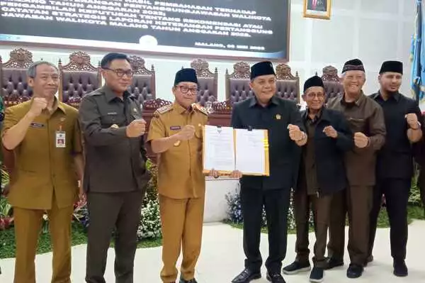 wali kota malang dan ketua dprd kota malang menandatangi hasil pembahasan terhadap lkpj wali kota malang. (jup) - Bahas LKPJ Walikota, DPRD Soroti Tiga Poin Permasalahan Kota Malang