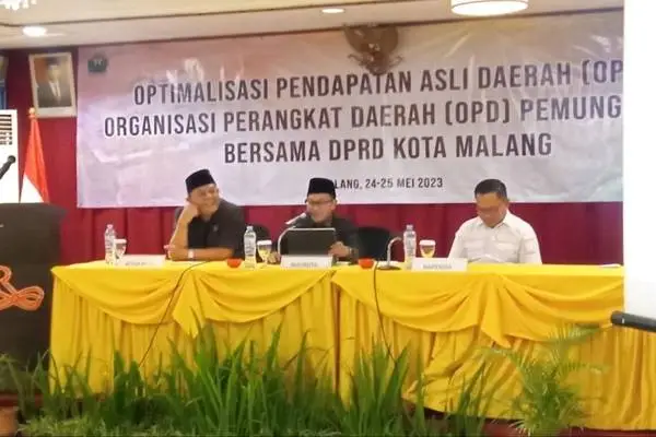 Wali Kota Malang dan Ketua DPRD, memberikan pengarahan terkait optimalisasi pendapatan daerah. (jup) - Bahas KUAPPAS, Optimalisasi Pendapatan Daerah Tak Jadi Beban Baru Masyarakat