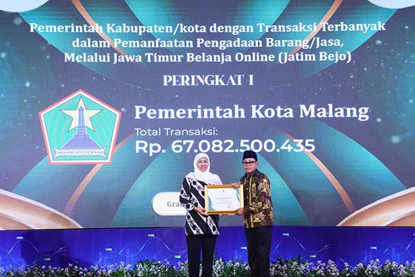 Wali Kota Malang, saat menerima penghargaan dari Gubernur Jatim, Khofifah Indar Parawansa. (ist) - Peringkat I Transaksi Jatim Bejo, Sutiaji: Transaksi Meningkat UMKM Makin Kuat