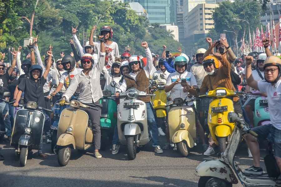 wali kota surabaya eri cahyadi melakukan sunmori sunday morning ride bersama komunitas vespa