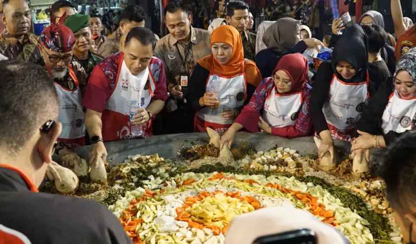 wali kota surabaya bersama gubernur khofifah indar parawansa menguleg bersama rujak yang telah disediakan oleh panitia dalam festival di kya kya kembang jepun